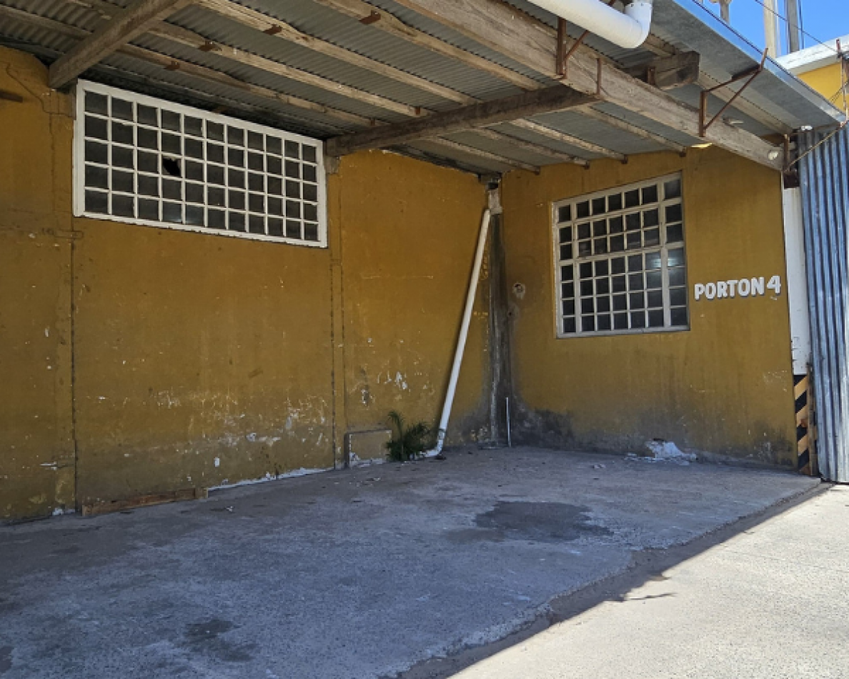 Bodega - Galpon de 1280 m² en Alquiler - Ov. Lagos 4450